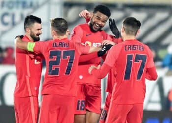 După ce a anunțat că „nu mai calcă iarba la FCSB în viața lui”, Gigi Becali i-a prelungit contractul!