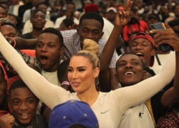 Mirobolanta Sarah Dumitrescu face furori în Congo! Fanii, extrem de încântați de prestația ei!