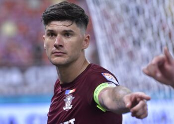 Bătaie ca în filme cu 20 de minute înainte de Rapid – Dinamo. Săpunaru s-a urcat pe gard!