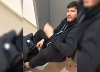 Imagini șocante cu „Dodel” Tănase! Întins pe jos, cu sânge la gură și incoerent în holul blocului: „Ce-am pățit?”