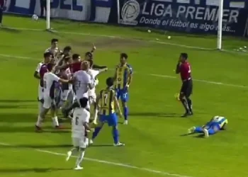 Bătaie cruntă la un meci de fotbal din Mexic! Portarul a ajuns la spital