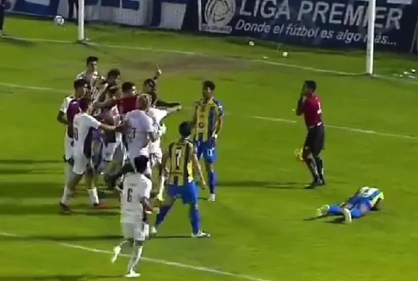Bătaie cruntă la un meci de fotbal din Mexic! Portarul a ajuns la spital