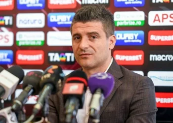 Daniel Niculae, săltat de mascați, după ce și-a ajutat suratele să bage matriale pirotehnice pe stadion!