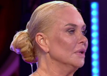 Actrița Vica Blochina, care acum a atins perfecțiunea și seamănă cu Pamela Anderson când era în vogă, s-a despărțit de iubit fiindcă l-a prins că e neînsurat