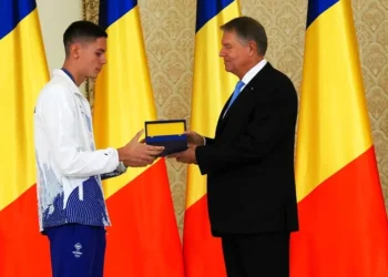 Gafă INCREDIBILĂ a președintelui Klaus Iohannis la ceremonia de decorare a sportivilor medaliați la Jocurile Olimpice și Paralimpice de la Paris! A citit greșit de pe foaie