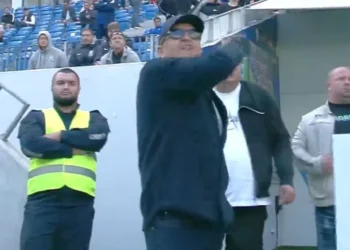 Adrian Mititelu a intrat pe teren, a vrut să scoată echipa și a urlat la arbitru!