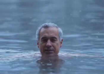Călin Georgescu s-a filmat când făcea baie într-un lac de munte când afară erau -6 grade. Imagini inedite cu viitorul președinte al României!