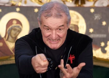 Becali îl desființează pe Simion: Îmi fac partid suveranist. Câți bani a băgat în AUR