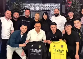 Preafrumoasa divă Anamaria Prodan rămâne nr.1! A luat masa în oraş alături de 13 bărbaţi frumoşi