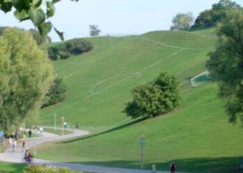 Sătenii l-au ales din nou pe primarul care a făcut un teren de fotbal în pantă