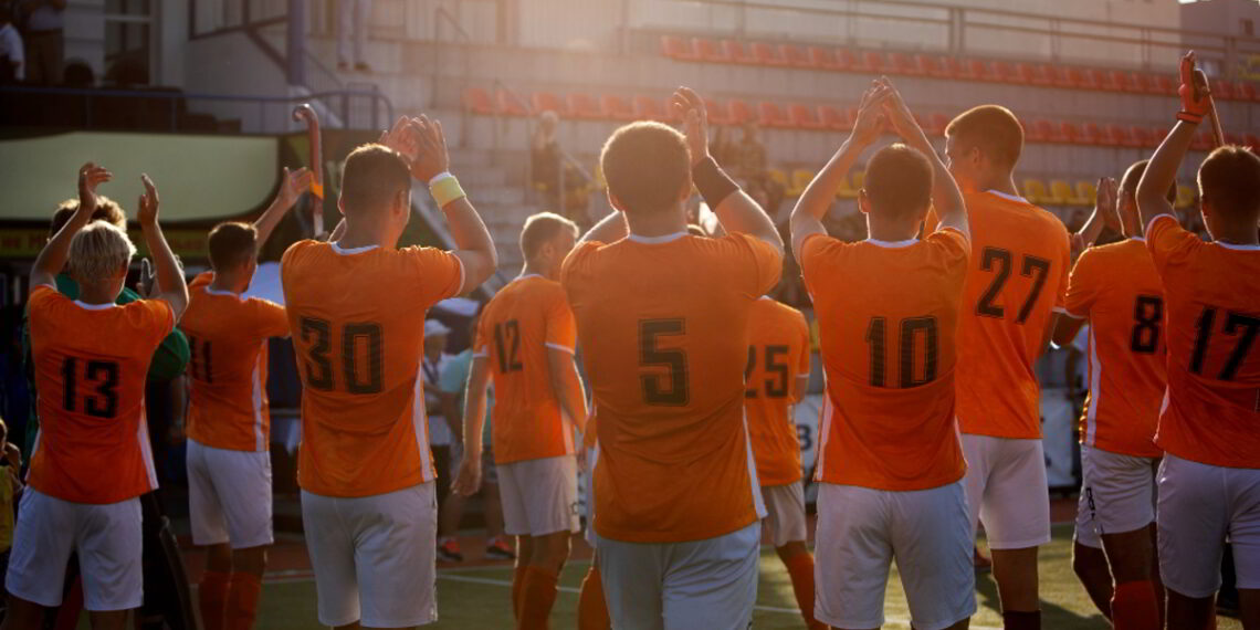 Un teren de fotbal nu rezolvă problemele orașului, dar unește comunitatea