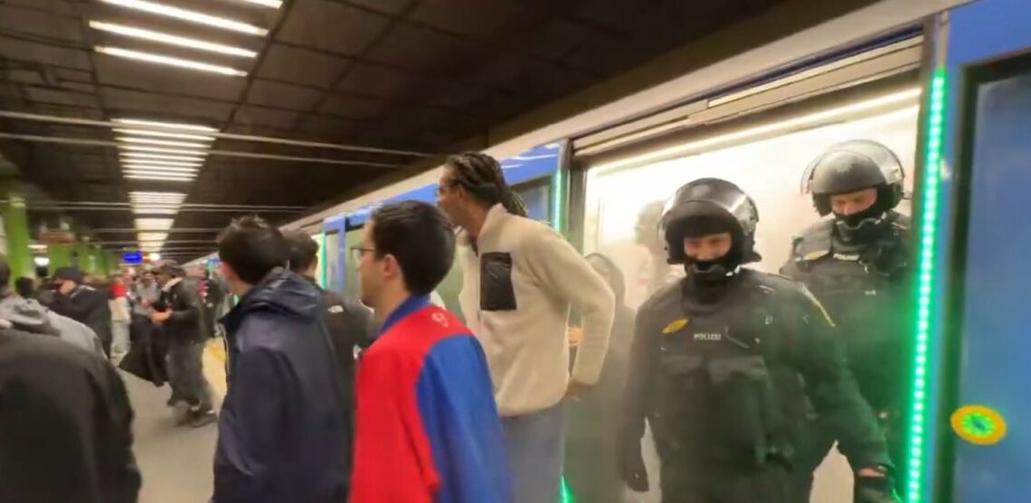 Haos înaintea meciului Bayern – PSG: fumigene aprinse în metrou și suporteri escortați de poliție