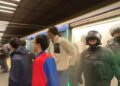 Haos înaintea meciului Bayern – PSG: fumigene aprinse în metrou și suporteri escortați de poliție