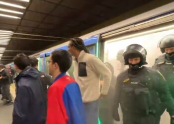 Haos înaintea meciului Bayern – PSG: fumigene aprinse în metrou și suporteri escortați de poliție