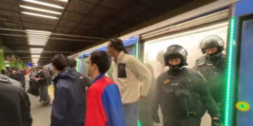 Haos înaintea meciului Bayern – PSG: fumigene aprinse în metrou și suporteri escortați de poliție